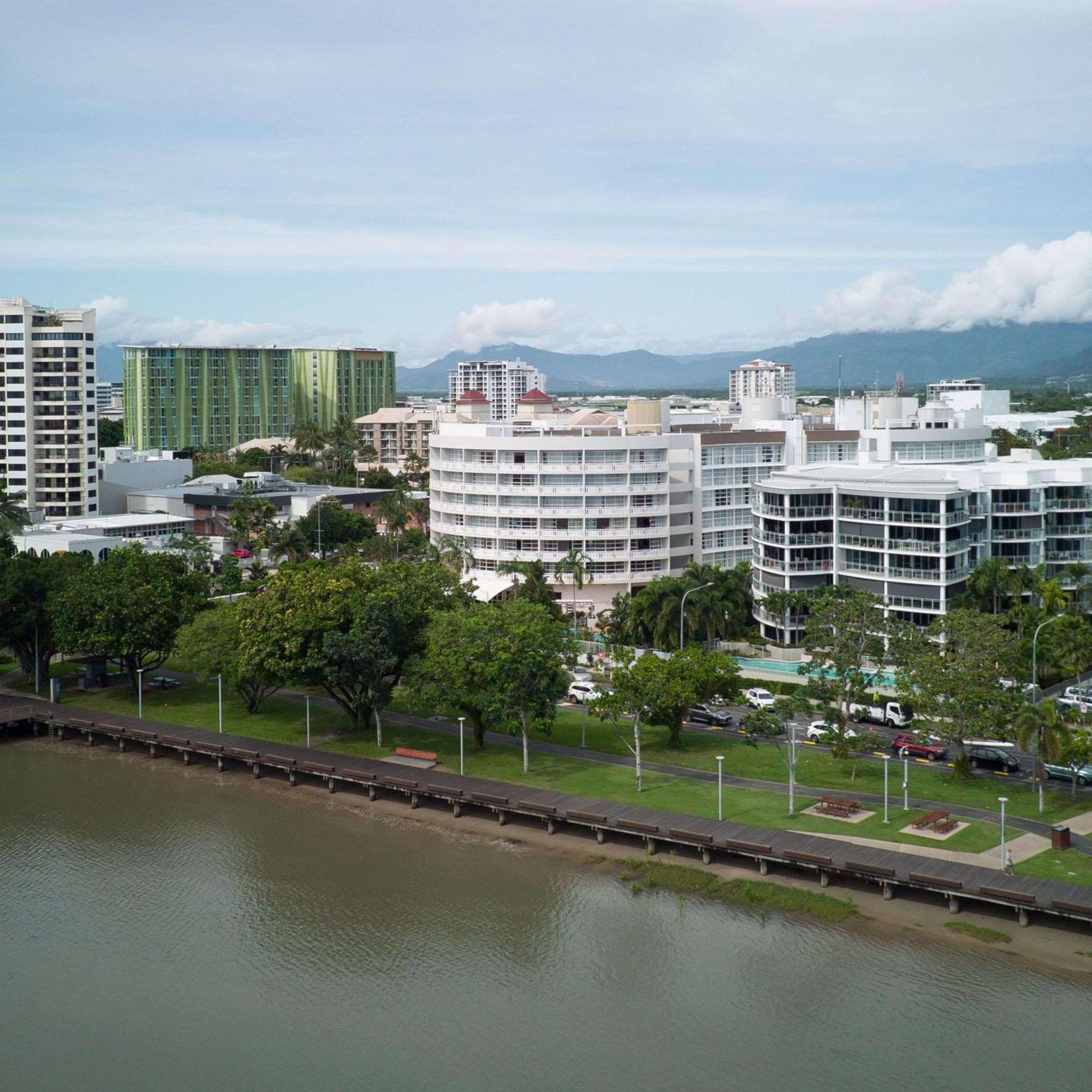 Doubletree By Hilton Cairns Hotel Exterior foto